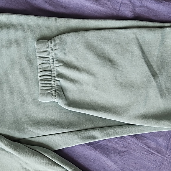 Aritzia TNA Airy Fleece Slim Sweatpant Green S - Picture 7 of 8
